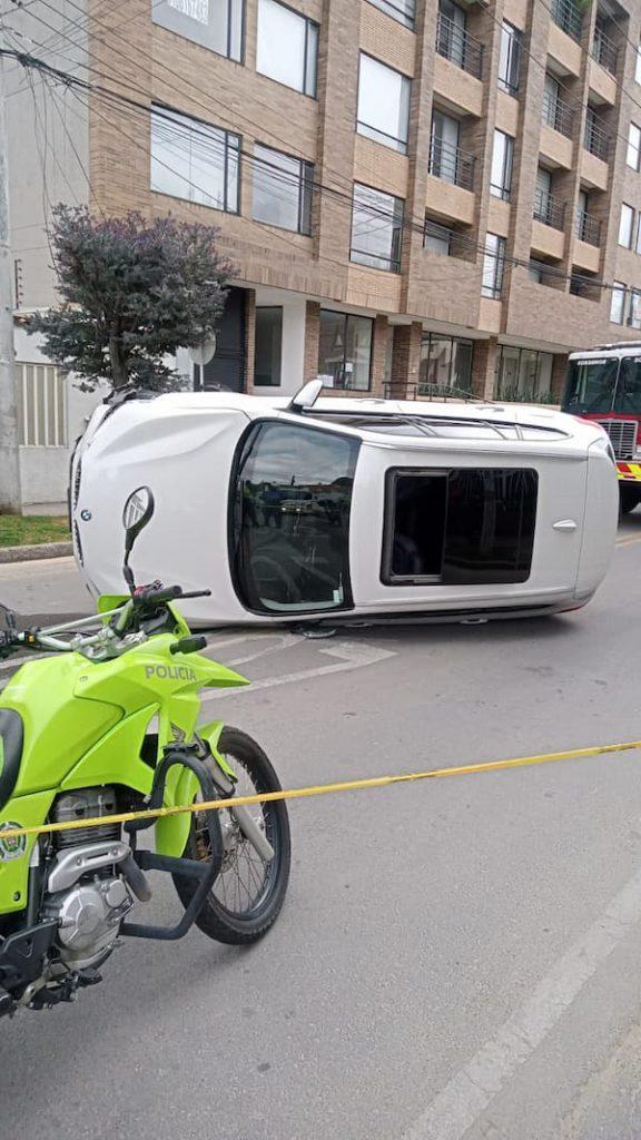 SUV BMW volcada en Bogotá 2'23-06-25