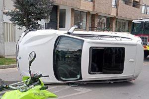 Por qué un carro se puede volcarse?